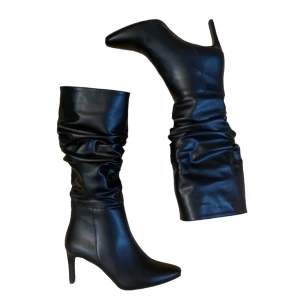 Butigo knähöga boots - Helt oanvönda stövlar i läderimitation som jag säljer pga att jag beställde fel storlek. stövlarna är i storlek 38 men är små i storleken. om det behövs så kan jag visa mer bilder på bootsen/stövlarna. Helt oanvända. kontakta mig om du har övriga frågor.