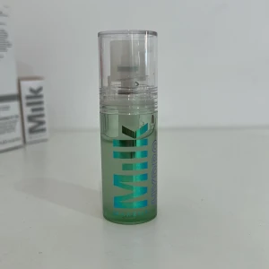 Milk makeup grip primer - Lite använd. Liten storlek. Säljer pga att den inte passade min hy. Original pris 219kr. frakt ingår inte