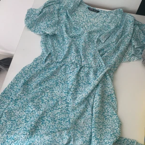 Klänning  - En fin klänning från shein som aldrig är använd. Skriv för fler frågor💓💓