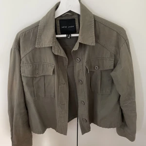 Militärgrön höstjacka - I använt men fint skick