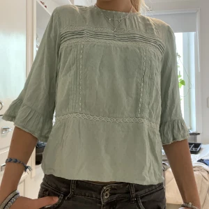 Ljusgrön blus  - Super sött ljusgrön blus från only med spets detaljer