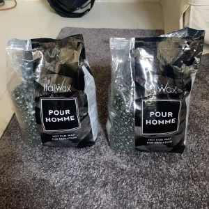 Wax - Wax för hårborttagning Ena påsen har öppnats och blivit använd, (2 dl har tagits av den påsen) Den andra är oöppnad  Påsarna är ursprungligen 1000g var  60kr för en och 120krför båda  Säljer pga att jag inte får användning av de längre 