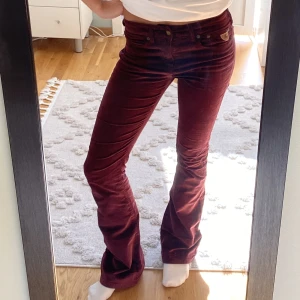 Röda byxor - Snygga röda bootcut byxor, bra skick! Perfekt längd på mig som är 165 cm lång.