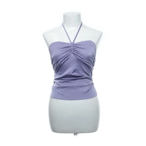 Halternecktopp - Söt lila halternecktopp med snörning på baksidan! Urgullig och går att spicea till vilken outfit som helst!💜 Köp från Zalando men kommer inte ihåg märke då lappen är borttagen:/ Passar som en XS-S pga snörningen!  Använd 2 gånger!
