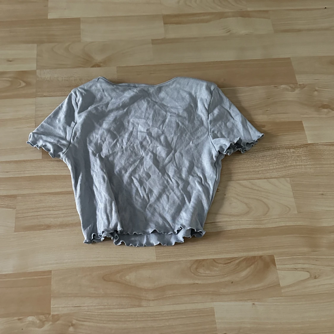 Blå crop top med svart tryck - 90