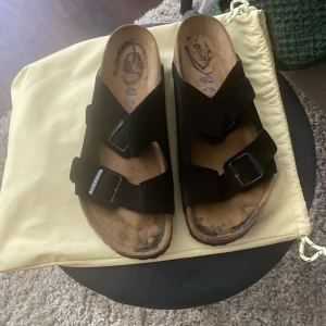 AXEL ARIGATO OCH BIRKENSTOCK - Storlek 44 på Axel arigato och 43 men sitter som 44 på birkenstock. 1200kr för båda 1000kr för skorna 500 för sandalerna. 