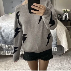 Stickad tröja - Jättefin stickad tröja i bra skick, köpte här på plick men den passade tyvärr inte, bilder från förra säljaren 💕