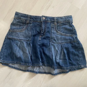 Y2k jeans kjol - Säljer den sötaste jeans kjolen med unika detaljer då de inte är min stil🩷🩷