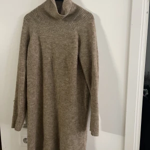 Stickad klänning - Stickad klänning i strl M