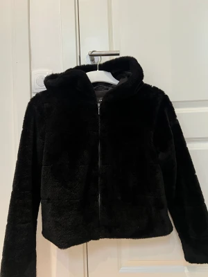 Mysig och varm jacka  - Pälsjacka från Only. Helt ny, aldrig använd. Storlek S, Normal i storleken 