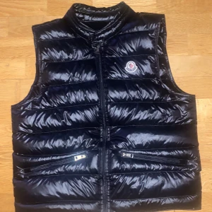 Moncler väst - Säljer nu min moncler väst cond 8/10 Använd sparsamt, säljer då den har blivit för liten Det låga priset beror på kvitto o dustbag inte tillkommer. Kan mötas i gbg