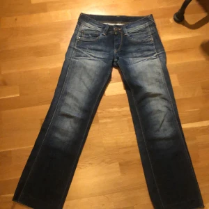 Pepe jeans - Jätte gulliga lågmidjade pepe-jeans med blekingar och detaljer på fickorna. Dom är köpta i London och har två små hål i på insidan där jag har haft skosnören. Mått: midja 37 cm, längd 95 cm, Skriv för om ni vill ha mer bilder eller undrar nått💗🫶🏻