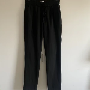 Byxor - Svarta les deux byxor i nyskick, knappt använd. Storlek s. Nypris 1099 kr