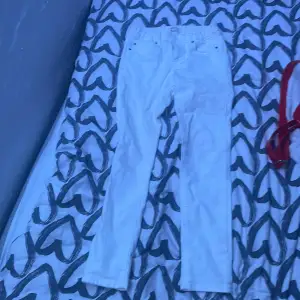 Ett par vita jeans från lindex i storlek 146, 10-11y. Använda Max 2 gånger, dom är sninny och modellen är ”slim” 80kr + frakt, det är dock lite smuts på rumpan men ska tvätta dom. 