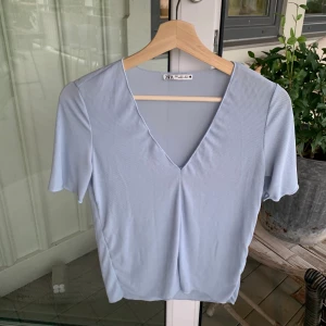 T-shirt Zara - Blå tunn ribbad T-shirt från Zara i storlek S Använd fåtal gånger