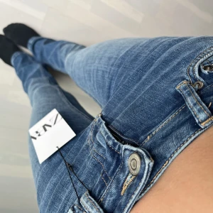 Lågmidjade jeans  - Ett par superfina lågmidjade bootcut jeans från zara. Säljer pga att jag köpte fel storlek. De är ej använda och har prislappen kvar! Nypris 475kr 🙌🏻💗kontakta för fler frågor!! (Köparen betalar för frakten)