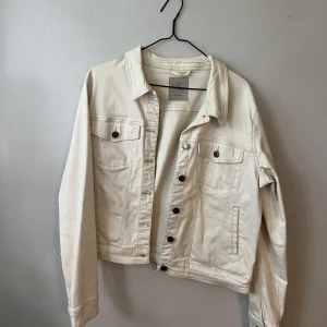 Beige jeansjacka  - Beige jeansjacka från Vero Moda i storlek S