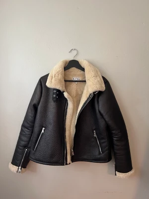 Jacka NA-KD - Höst/Vinterjacka från NA-KD i storlek 38. Jättebra skick, knappt använd. 