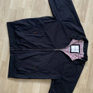 Ben sherman old money type jacka - DM:A MIG INNAN DU KÖPER!!  DM:a för frågor/fler bilder  Den passar bättre som large eller stor medium  Den kostar runt 1700kr helt ny Jätte mörk blå, typ svart  Mått: Armlängd 66,5cm Pit to pit 60cm Längd på jackan 75cm      