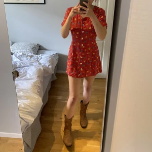 Vintage blommig klänning  - Den har ett band i midjan som kan knytas fram och bak! 