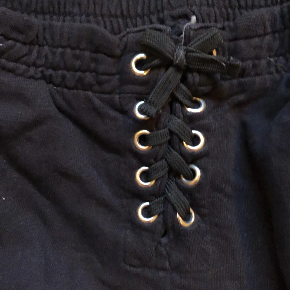 Svarta mjukisbyxor från Kappahl med snöre (som man inte behöver knyta)bra skick😊. Jeans & Byxor.