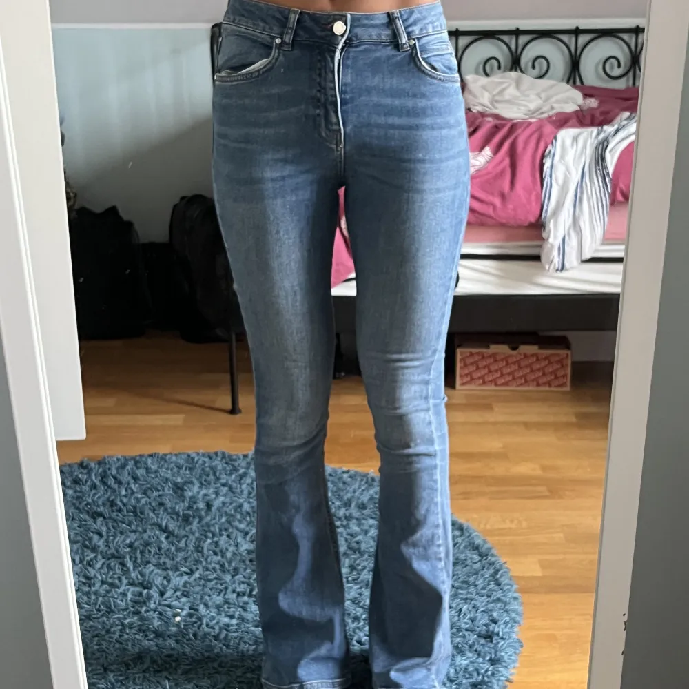 Flare jeans ”perfect jeans” från Gina Tricot i storlek S. Kommer inte till användning och börjar bli för små så vill bli av med dem. Sitter superfint men lite små i storleken. Mid waist, använd flertal gånger men inga synliga defekter, pris kan diskuteras. Jeans & Byxor.