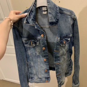 Jeansjacka - Jeansjacka från h&m i storlek 38☺️