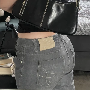 Grå jeans - Perfekta gråa midrise jeans från Rosner, stl 42/44 Referens: jag är 165 och bär vanligtvis storlek 40-42 (L)