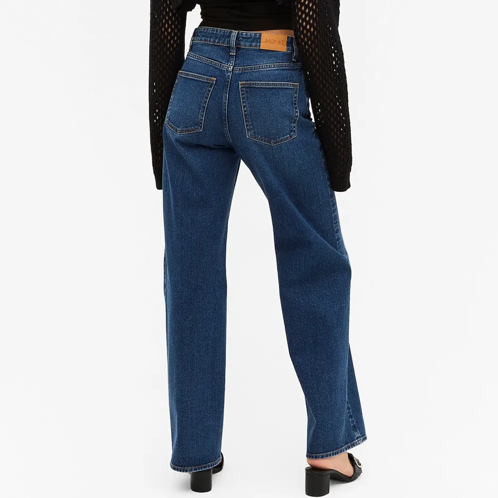 Säljer dessa högmidjade wide Monki Yoko jeans i mörkare blå eftersom de blivit för små för mig, därav ingen bild där jag bär dom. Använda endast en gång, ser helt nya och oanvända ut! Priset kan diskuteras, skriv vid behov av fler bilder!. Jeans & Byxor.