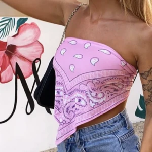 Topp - Säljer dena topp som också går att använda som en bandana. Säljer den pga att jag inte använder den längre. Storlek går att skjustera så den passar XXS, XS, S och M. 💕 ordinarie pris 88kr💗! Finns kvar!  Finns en likadan fast i lila också 💜💕