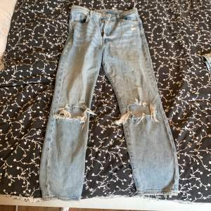 Ett par fina högmidjade jeans med hål i🌸 Knäpps med knappar