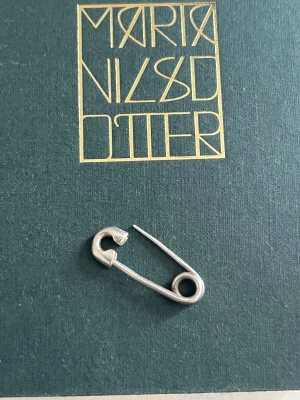 Maria Nilsdotter örhänge  - Supersnyggt örhänge från Maria Nilsdotter. Kan även tänka mig byten mot Nilsdotterringar 