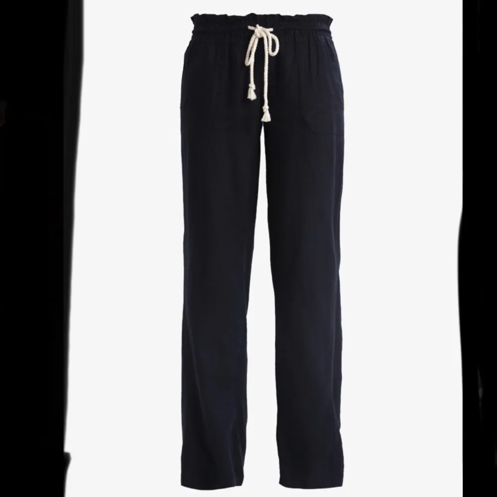 Fina mörk blå Roxy byxor i storleken S, slutsålda och aldrig använda med lappen kvar 💕 frakt tillkommer. Jeans & Byxor.