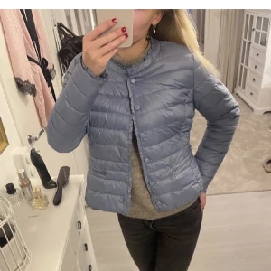 Blå jacka  - Så sjukt fin blå dunjacka🙌🏽perfekt till nu i höst! Funkar på våren också. Säljer då den inte kommit till någon användning. Storlek 40 men passar mig som är en 34 som på bilderna!! 