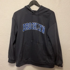 Hoodie - Hoodie från Shein i storlek M. Har använts och är lite noppig. 