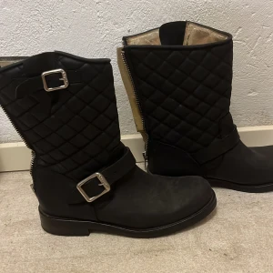 Kängor  - Svart kängor. Dragkedjan fungerar. Använda 2-3 gånger och är i väldigt bra skick. 