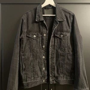 Svart jeansjacka  - Oversized i modellen. Perfekt till sensommaren/hösten. Bra skick!