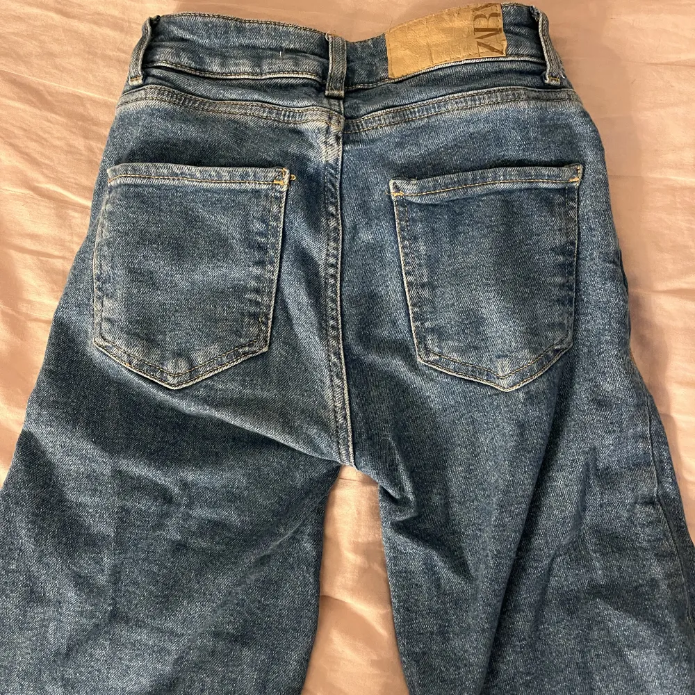 Lågmidjade bootcutjeans från Zara🤍. Jeans & Byxor.