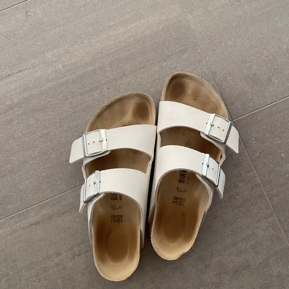 Vita birkenstocks i den bredare modellen. Vill gärna byta med någon som har den smala modellen💞🫶🏼😊. Skor.