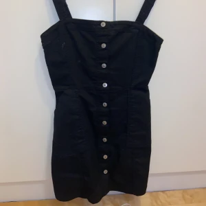 Svart jeansklänning. - Svart jeansklänning ifrån hm. Strlk S.