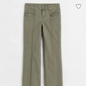 Gröna hm jeans - Säljer mina supersnygga gröna hm jeans.💚Helt slutsålda! Dom är i väldigt bra skick! (Lånade bilder)