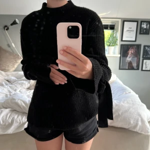  stickad tröja - Fin stickad tröja perfekt till hösten 😍😍 har små band på armarna vilket gör den As unik!!🤩 passar både S och M