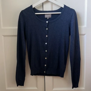 Kofta - Säljer min jättefina mörkblåa kofta med söta detaljer på armbågarna. Nypris 700kr om jag inte minns fel.👏