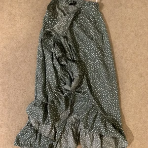 Lång kjol - Lång mörkgrön/ vitprickig omlottkjol från veromoda☺️ nypris 349kr