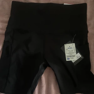 Hotpants  - Säljer dessa hotpants som är helt Nya med lappen och allt på! Köpta i usa men tyvärr kan jag inte lämna tillbaka! Otroligt sköna och perfekta till exempelvis gymmet! 