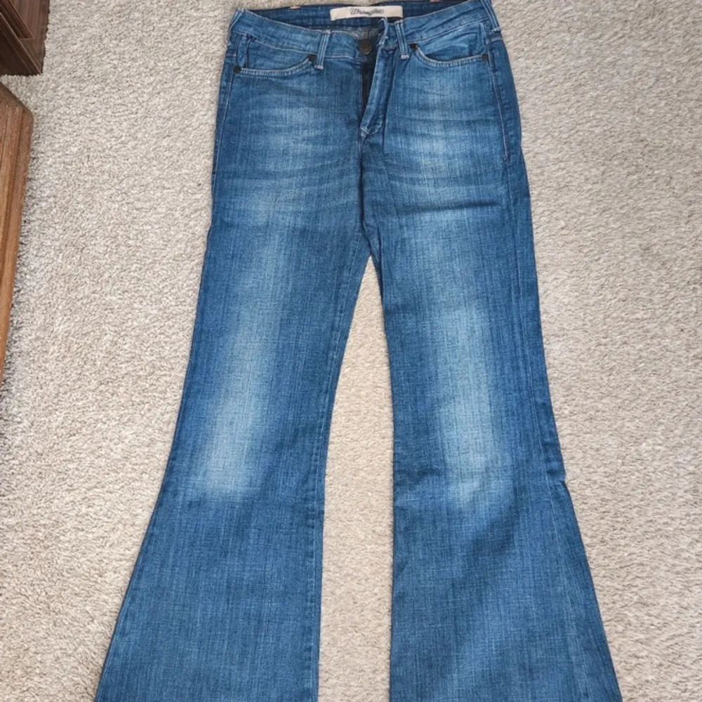 Säljer Mid waist flare jeans från wrangler då dom är lite stora, har inga defekter och är i bra skick🫶❤️ midjemått: 37 cm (rakt över) Innebenslängd: 81 cm  . Jeans & Byxor.