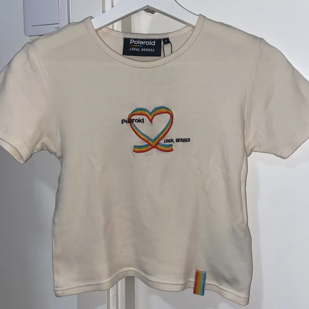 Babytee med broderat polaroid tryck från Local Heroes. Köpt på zalando för nåt år sen men bara använt 2/3 gånger, därför säljer jag den. I bra skick, väldigt skön o har tjockt tyg. Nypris: 349kr. Köpare står för frakt! Kolla min profil för liknande 💓. T-shirts.