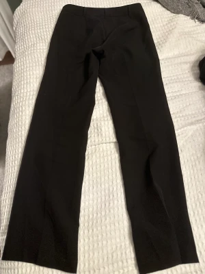 LOW waist kostymbyxor - Säljer mina low waist kostymbyxor från Madlady storlek 36 tall dom är väll använda och har syts till på ett ställe där av priset hör av dig om du undrar något. Frakt ingår ej i priset 