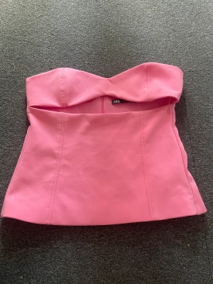Rosa zara topp  - Säljer denna super snygga rosa toppen från zara. Den är HELT oanvänd då jag tyckte den passade i provrummet men kändes för liten hemma. 