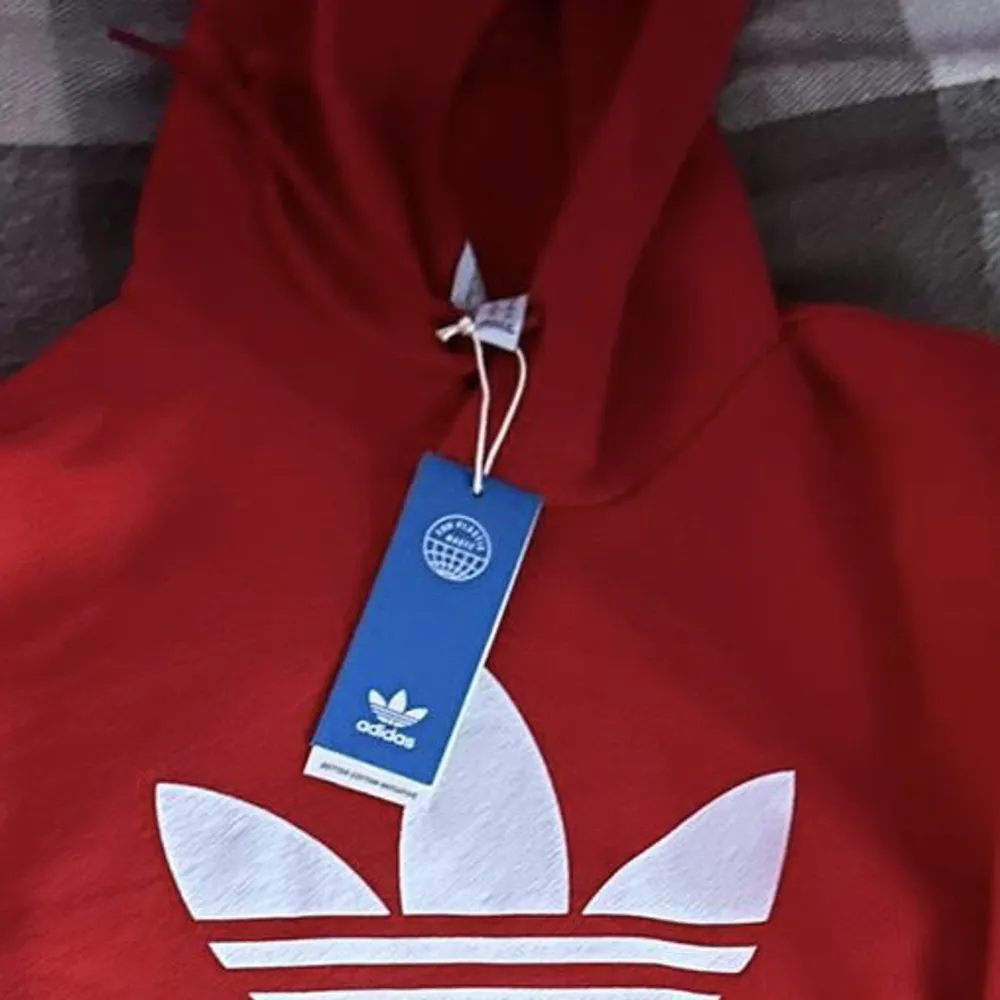 Säljer en helt ny Adidas hoodie med prislapp på.   Storlek M-L. Hoodies.